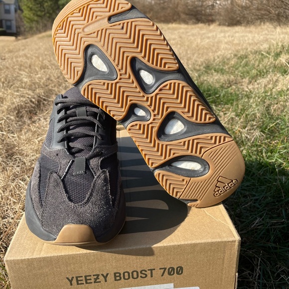 Yeezy 700 utility black